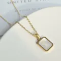 Detailansicht einer goldenen Titanstahl-Halskette mit rechteckigem Perlmutt-Anhänger. - Buchstabe N