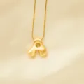 Goldener fluffiger Buchstabe A Anhänger Schlangenkette Halskette Detail Nahaufnahme Stil - Stil A