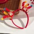 Festlicher roter Haarreifen für chinesisches Neujahr mit goldenen Symbolen und Pompons - Einheitsgröße / Glück und Wohlstand Roter Haarreif [Leuchtend]