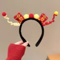 Festlicher roter Mondneujahr-Haarreif für Kinder mit Glücksbeutel und Pompon-Deko - Einheitsgröße / "Fa"-Zeichen Twist-Stab Stil / Schwarz
