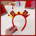 Festliches rotes Haarreif zum chinesischen Neujahr für Mädchen mit Löwentanz-Motiven - Einheitsgröße / "Fa"-Zeichen Twist-Stab Stil / Rot