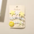 Ozean-Themen-Haarspangen-Set mit Seesternen, Muscheln und Perlen auf einer beigen Karte. - Dreiteiliges Set / Gelber Stil (26-169)