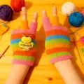 Guanti in cashmere colorati a righe senza dita per bambini con grazioso decoro di api. - Taglia unica / Guanti con motivo ape per orologio