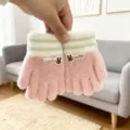 Primo piano di guanti invernali per bambini in maglia, simpatico patch di coniglio caldo. - Taglia unica / Rosa portafortuna