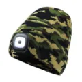 Detailweergave van camouflage LED gebreide muts met voorverlichting voor de koude winter. - Eén maat / Camouflage