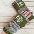 Gestrickte fingerlose Handschuhe, grüne und graue Armwärmer mit Dog Mom Aufdruck. - Buchstabe Grün