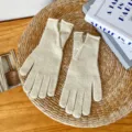 Guanti in maglia beige, guanti termici touch screen a cinque dita in lana variante. - Taglia unica / Guanti a cinque dita con spacco beige