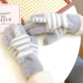 Guanti invernali touch screen in peluche rigato grigio e bianco, caldi e morbidi. - Taglia unica / Gatto a strisce grigio