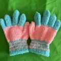 Vista detallada de guantes de invierno de suave felpa de coral para mujer rosa y azul. - Talla única / Azul Pálido