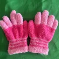 Guantes de invierno esponjosos rosas detalle de cerca, tela de forro polar coral para mujeres. - Talla única / Rojo Rosa