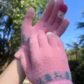 Guanti touchscreen in maglia rosa, pelliccia visone, grazioso motivo jacquard invernale. - Taglia unica / Testa di Natale rosa