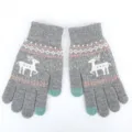 Dettaglio in primo piano dei guanti invernali in maglia touch screen con cervo jacquard. - Taglia unica / Cervo completo grigio