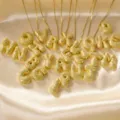Nahaufnahme des vergoldeten Zirkonia Initialen Buchstaben Halsketten Anhänger Schmucks. - Venedigerkette A