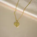 Goldfarbene Edelstahl Halskette mit Sonnenstrahl Herz und Buchstabe, moderner Schmuck. - Halskette mit strahlendem Herz und Buchstabe C