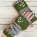 Guanti lavorati a maglia senza dita, scaldabraccia invernali caldi in verde e grigio fantasia. - Stile Luminoso / Verde Cuore