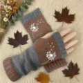 Gestreickte winterliche armstulpen fingerlose handschuhe mit elegantem löwenzahn motiv braun - Löwenzahn Khaki