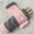 Rosa graue Strick Handschuhe ohne Finger mit weißem Pusteblume Muster Variante Stil - Löwenzahn Rosa