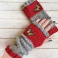 Rote graue gestrickte fingerlose Handschuhe mit Schmetterlingsstickerei für den Winter. - Schmetterling Rot