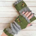 Modische Strick-Fingerlos-Handschuhe mit grün-grauem Farbmix und Schmetterling-Bestickung. - Schmetterling Grün