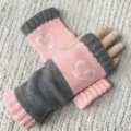 Rosa graue Strick Fingerlose Handschuhe mit Herz Stickerei für Winter Accessoires - Herz Rosa