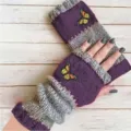 Gestreickte fingerlose Handschuhe mit Schmetterlingsstickerei, warme Winter Stulpen. - Schmetterlingsviolett
