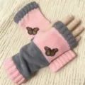 Gestreickte fingerlose Handschuhe mit Schmetterlingsstickerei, rosa graue Block Modewärmer. - Schmetterling Rosa