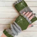 Gestarickte fingerlose Handschuhe mit Libellenstickerei, warme grüne graue Winter Stulpen. - Libelle Grün