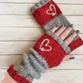 Rote und graue Strick-Armstulpen mit süßem Herz-Pfoten-Stickmuster für warme Wintertage. - Herz Rot