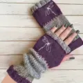 Gestreickte fingerlose Handschuhe lila grau Stulpen mit weissen Libellen Stickerei Winter Accessoire - Libelle Lila