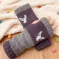 Gestreickte fingerlose Handschuhe, lila-graue Farbblock-Variante mit Vogelmuster. - Adler Lila