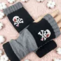 Gestrickte fingerlose Handschuhe mit Schwarz-Grau-Farbblock und coolem Totenkopf-Design. - Totenkopf Schwarz
