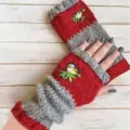 Modische Strick-Fingerlose Handschuhe, rot-grau gestreift mit niedlicher Vogel-Stickerei. - Halbfinger Vogel Rot