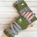 Gemütliche Strick-Fingerlos-Handschuhe mit süßer Vogelstickerei in Grau und Grün. - Halbfinger Vogel Grün