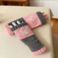 Rosa graue Strick fingerlose Handschuhe Variante mit weißer Vogelstickerei für den Winter. - Adler Rosa
