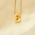 Goldener, aufgeblasener Buchstaben-Anhänger mit Schlangenkette, Detailansicht für Modestil. - Stil B