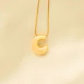 Nahaufnahme eines stilvollen goldenen Buchstaben-C-Anhängers mit Kette, feines Detail. - Stil C