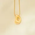 Goldener Buchstabe Anhänger Halskette Detailansicht, elegante Nahaufnahme der feinen Kette. - Stil D