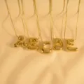 Detailansicht goldene Puffy Buchstaben Halsketten, Edelstahl minimalistischer Anhänger Schmuck. - Buchstabe A Anhänger / Gold mit Kette
