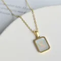 Modische Titanstahl quadratische Buchstaben Halskette mit Muschel Anhänger für Damen elegant - Buchstabe K
