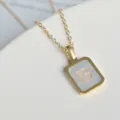 Modische Titanstahl quadratische Muschel Buchstaben Anhänger Halskette für Frauen. - Buchstabe B