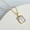 Goldener Titanstahl quadratischer Muschel Buchstabe X Anhänger Halskette, elegante Kette. - Buchstabe X