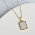 Elegante Damen-Halskette aus goldenem Titanstahl mit quadratischem Muschel-M-Anhänger. - Buchstabe M
