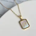 Goldene Edelstahl quadratische Muschel Buchstabe Anhänger Schlüsselbein Halskette für Damen - Buchstabe O