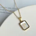 Goldfarbene Edelstahl Halskette mit Perlmutt und quadratischem Buchstabe P Anhänger. - Buchstabe P