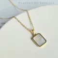 Goldener Titanstahl quadratischer Buchstabe T Anhänger Halskette, elegante Muschel Kette - Buchstabe T