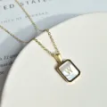 Goldener Titanstahl quadratischer Muschel Buchstabe W Anhänger Halskette Damen Schmuck - Buchstabe W