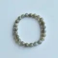Detailansicht des Labradorit Edelstein Perlenarmbands, glatte polierte Oberflaeche mit Schimmer. - 12# Labradorit