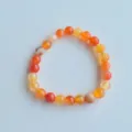 Detailansicht des roten Achat Perlenarmbands, Naturstein elastischer Armschmuck. - 17# Roter Achat