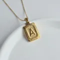 Nahaufnahme einer goldenen Edelstahl Buchstabe A rechteckigen Anhänger Halskette. - Buchstabe A Quadratischer Anhänger / Gold