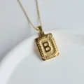Nahaufnahme Detail der goldenen Edelstahl quadratischen Buchstaben B Anhänger Halskette. - Buchstabe B Quadratischer Anhänger / Gold